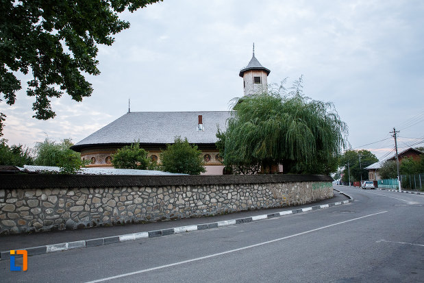 curtea-cu-biserica-intrarea-in-biserica-nica-filip-1808-din-valenii-de-munte-judetul-prahova.jpg
