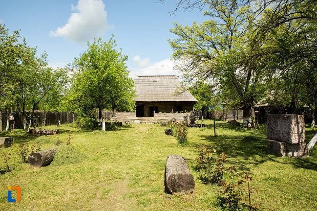 curtea-cu-casa-memoriala-constantin-brancusi-din-hobita-judetul-gorj.jpg