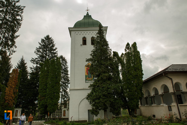 curtea-de-la-arhiepiscopia-ramnicului-din-ramnicu-valcea-judetul-valcea.jpg