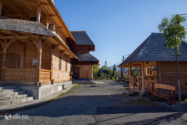 curtea-de-la-biserica-de-lemn-ortodoxa-din-baia-sprie-judetul-maramures-2.jpg