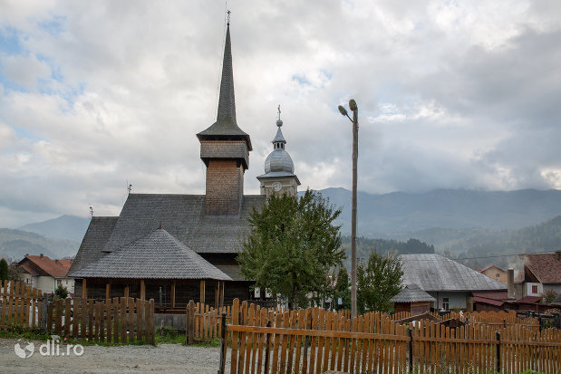 curtea-de-la-biserica-de-lemn-sf-arhangheli-din-borsa-judetul-maramures.jpg