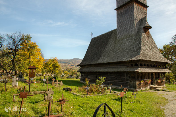 curtea-de-la-biserica-de-lemn-sfintii-arhangheli-mihail-si-gavril-din-surdesti-judetul-maramures.jpg