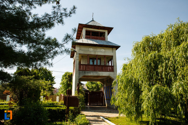 curtea-de-la-biserica-muzeu-sf-ilie-biserica-noua-din-dragasani.jpg