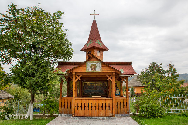 curtea-de-la-biserica-ortodoxa-sf-emanuil-din-tautii-magheraus-judetul-maramures.jpg