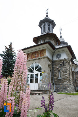 curtea-de-la-biserica-ortodoxa-sf-treime-din-azuga-judetul-prahova.jpg