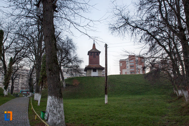 curtea-de-la-biserica-romano-catolica-calvaria-din-cluj-napoca-judetul-cluj.jpg