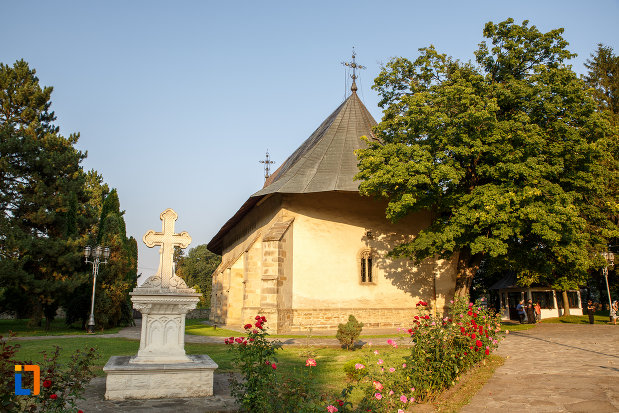 curtea-de-la-biserica-sf-nicolae-din-radauti-judetul-suceava.jpg