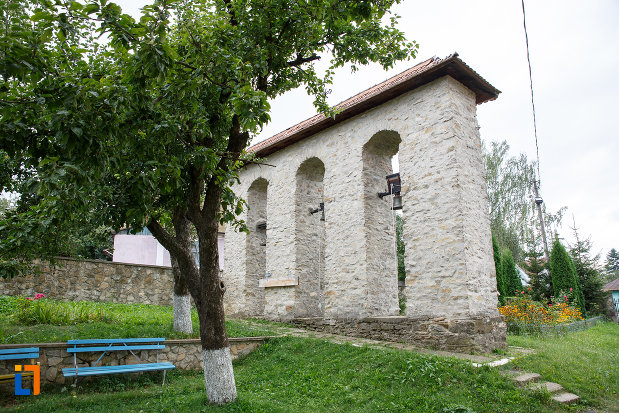 curtea-de-la-biserica-sf-treime-1352-din-siret-judetul-suceava.jpg