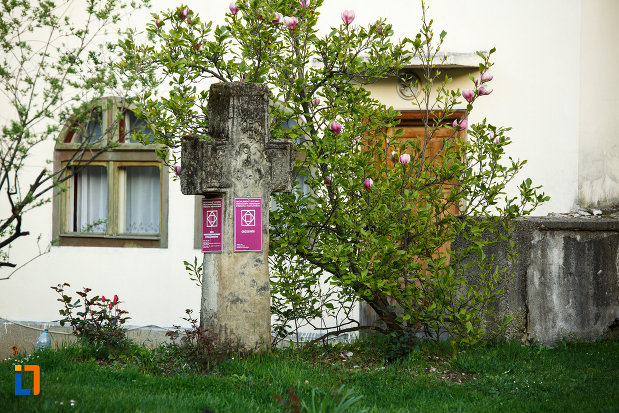 curtea-de-la-biserica-veche-intrarea-in-biserica-din-horezu-judetul-valcea.jpg