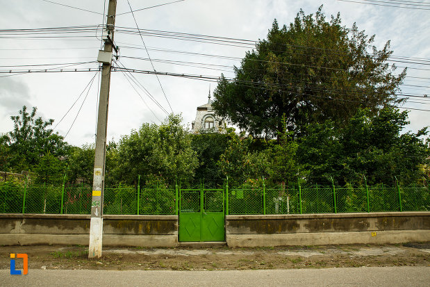curtea-de-la-casa-apostu-din-odobesti-judetul-vrancea.jpg