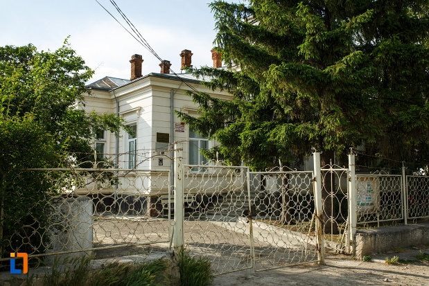 curtea-de-la-casa-cureteanu-din-odobesti-judetul-vrancea.jpg