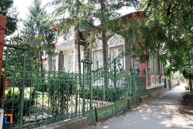 curtea-de-la-casa-mamut-1899-din-rosiorii-de-vede-judetul-teleorman.jpg