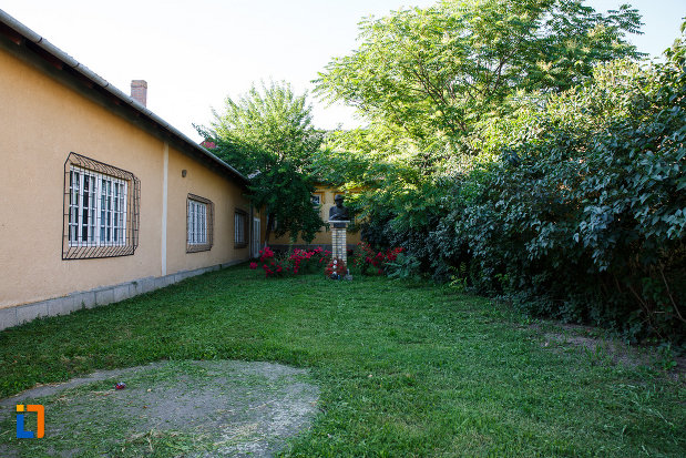 curtea-de-la-casa-memoriala-stefan-jager-din-jimbolia-judetul-timis.jpg