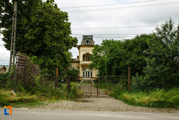 curtea-de-la-casa-vianu-din-odobesti-judetul-vrancea.jpg