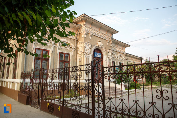 curtea-de-la-casa-zarzara-palatul-copiilor-din-alexandria-judetul-teleorman.jpg