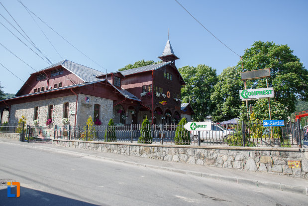 curtea-de-la-centrul-cultural-aurel-store-din-busteni-judetul-prahova.jpg