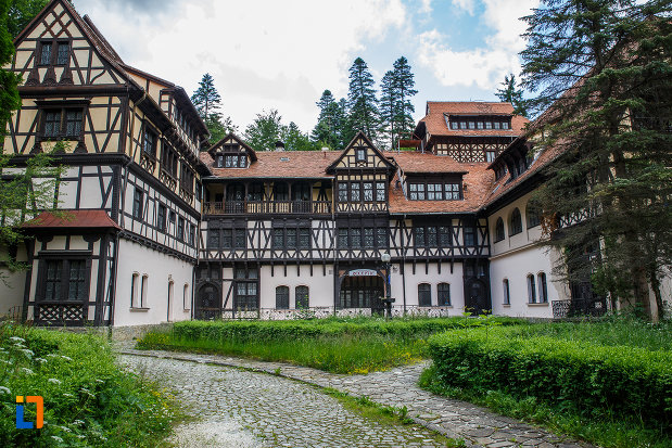 curtea-de-la-hotel-economat-din-sinaia-judetul-prahova.jpg