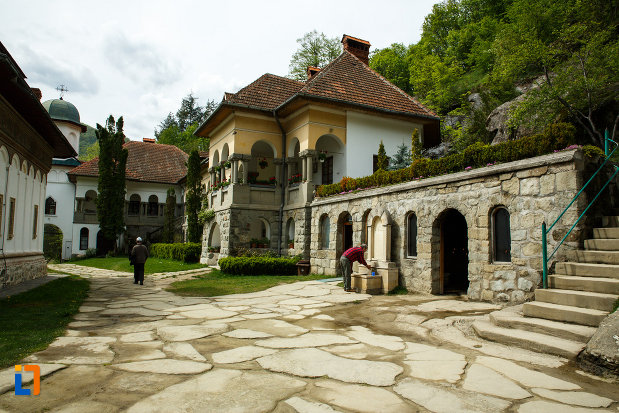 curtea-de-la-manastirea-turnu-din-pausa-judetul-valcea.jpg