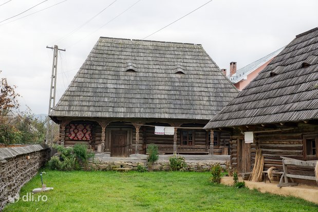 curtea-de-la-muzeul-etnografic-ples-din-ieud-judetul-maramures.jpg
