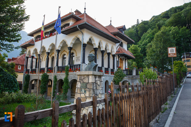 curtea-de-la-muzeul-memorial-cezar-petrescu-din-busteni-judetul-prahova.jpg