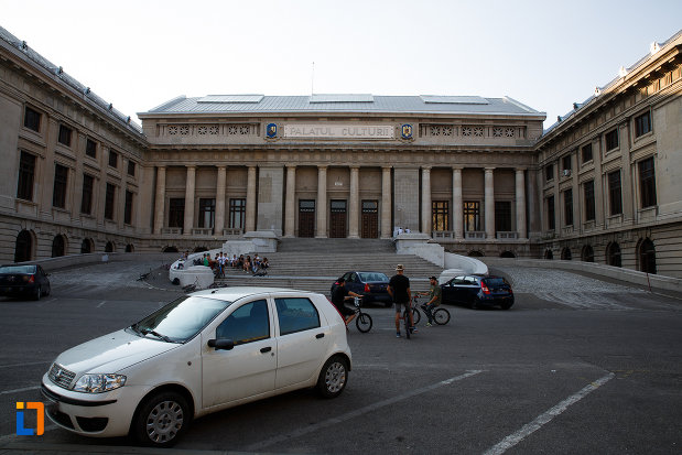 curtea-de-la-palatul-culturii-din-ploiesti-judetul-prahova.jpg