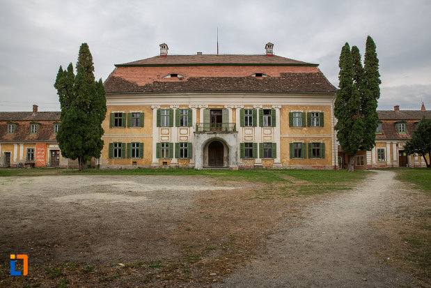 curtea-de-la-palatul-de-vara-brukenthal-de-la-avrig-judetul-sibiu.jpg