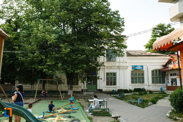 curtea-de-la-scoala-din-odobesti-judetul-vrancea.jpg