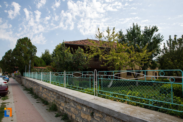 curtea-in-care-se-afla-mormantul-lui-saltic-baba-din-babadag-judetul-tulcea.jpg