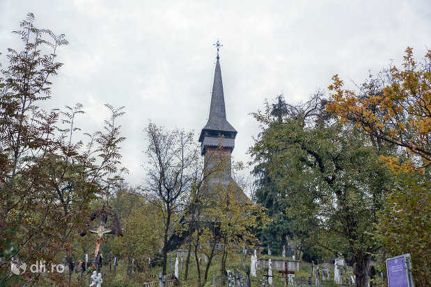curtea-si-biserica-de-lemn-cuvioasa-paraschiva-din-poienile-izei-judetul-maramures.jpg