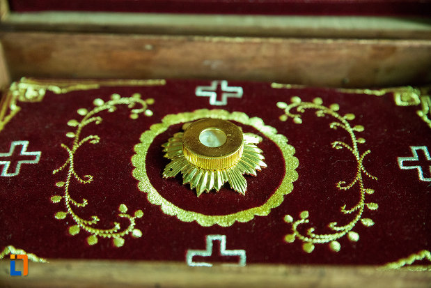 cutia-cu-mir-de-la-biserica-sf-nicolae-din-slatina-judetul-olt.jpg