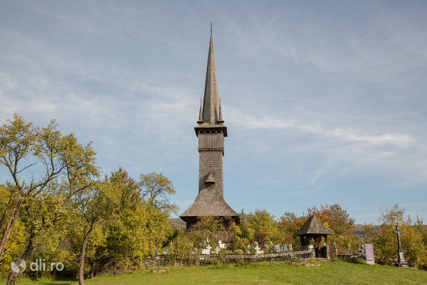 dealul-cu-biserica-de-lemn-din-plopis-judetul-maramures.jpg