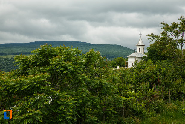 dealul-cu-biserica-ovidenia-din-odobesti-judetul-vrancea.jpg