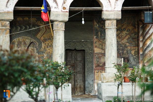 detalii-arhitecturale-biserica-veche-intrarea-in-biserica-din-horezu-judetul-valcea.jpg