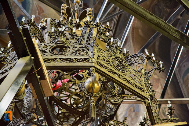 detalii-candelabru-catedrala-ortodoxa-a-vadului-feleacului-si-clujului-din-cluj-napoca-judetul-cluj.jpg