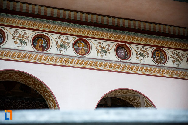 detalii-de-la-biserica-intrarea-in-biserica-nica-filip-1808-din-valenii-de-munte-judetul-prahova.jpg