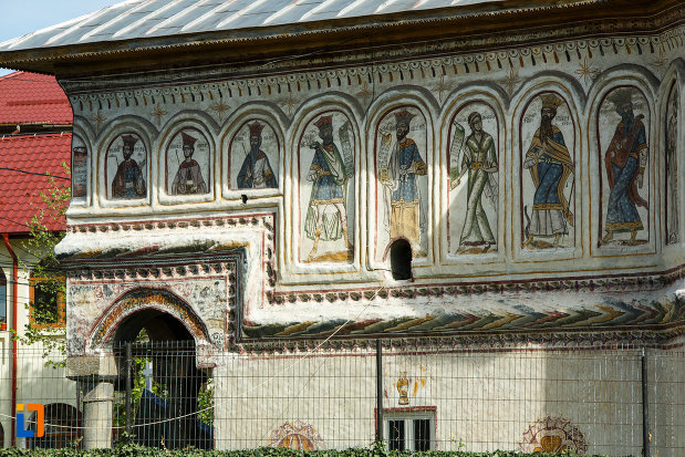 detalii-de-la-biserica-veche-intrarea-in-biserica-din-horezu-judetul-valcea.jpg