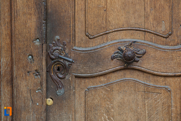 detalii-de-la-usa-din-lemn-casa-cu-cariatide-din-sibiu-judetul-sibiu.jpg