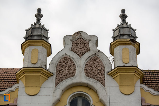 detalii-de-pe-acoperisul-de-la-prefectura-orasului-cluj-napoca-judetul-cluj.jpg