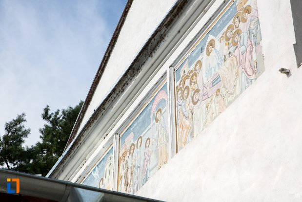 detalii-de-pe-biserica-intrarea-in-biserica-a-maicii-domnului-sf-trei-ierarhi-alba-sau-a-judetului-1632-din-targoviste-judetul-dambovita.jpg