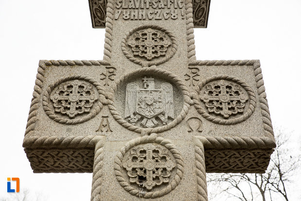 detalii-de-pe-crucea-de-la-monumetul-inchinat-lui-silvestru-rafiroiu-din-arad-judetul-arad.jpg