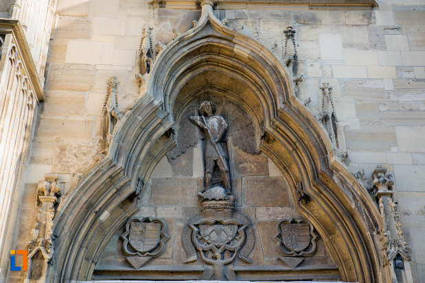 detalii-de-pe-fatada-biserica-sfantul-mihail-din-cluj-napoca-judetul-cluj.jpg