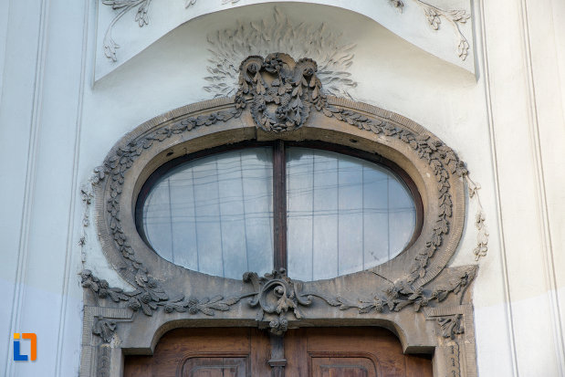 detalii-de-pe-fatada-biserica-unitariana-din-cluj-napoca-judetul-cluj.jpg