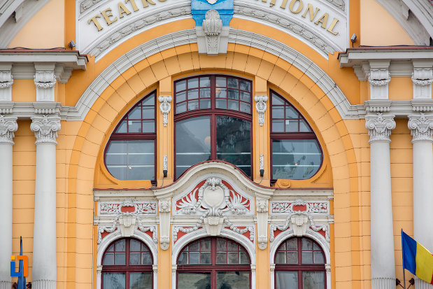 detalii-de-pe-fatada-de-la-teatrul-national-din-cluj-napoca-judetul-cluj.jpg