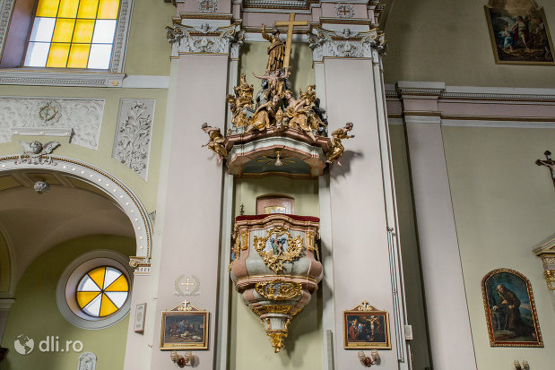 detalii-din-biserica-romano-catolica-coborarea-sfantului-duh-din-oradea-judetul-bihor.jpg