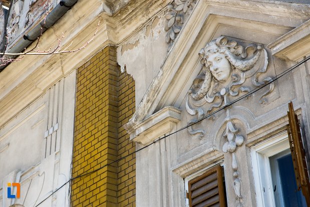 detalii-fatada-ansamblul-urban-str-teilor-nr-8-din-alba-iulia-judetul-alba.jpg
