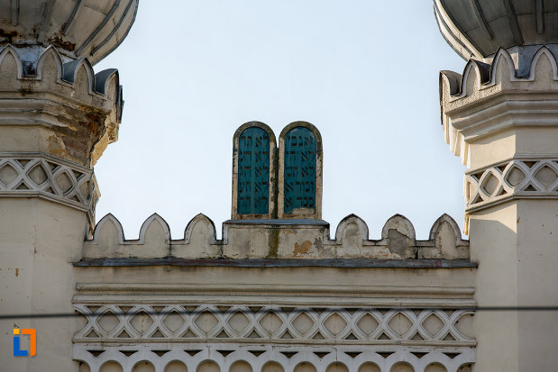 detalii-pe-acoperis-sinagoga-neologa-din-cluj-napoca-judetul-cluj.jpg