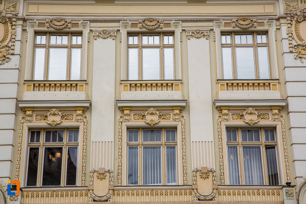 detaliile-ferestrelor-de-la-fosta-banca-de-credit-financiar-primaria-municipiului-sibiu-judetul-sibiu.jpg