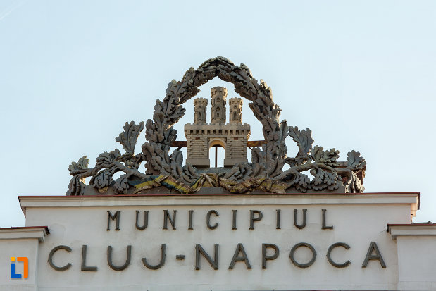 detaliu-si-inscriptie-de-pe-consiliul-local-al-municipiului-cluj-napoca-judetul-cluj.jpg