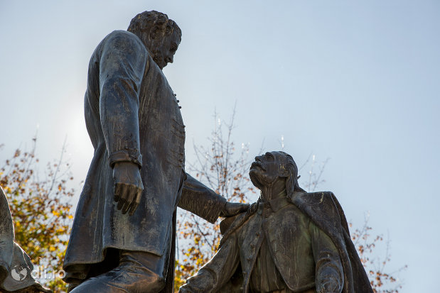 discutie-intre-baron-si-iobag-statuia-wesselenyi-din-zalau-judetul-salaj.jpg