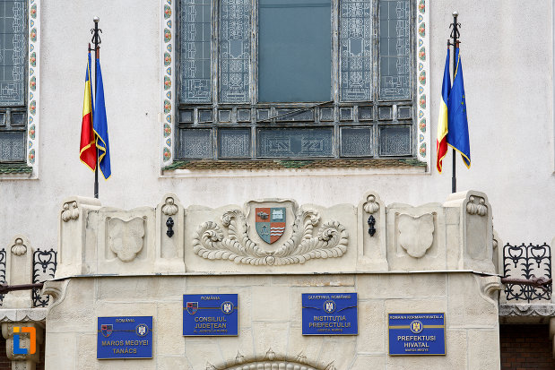 drapeluri-si-placute-oficiale-de-la-fosta-primarie-a-municipiului-azi-prefectura-din-targu-mures-judetul-mures.jpg